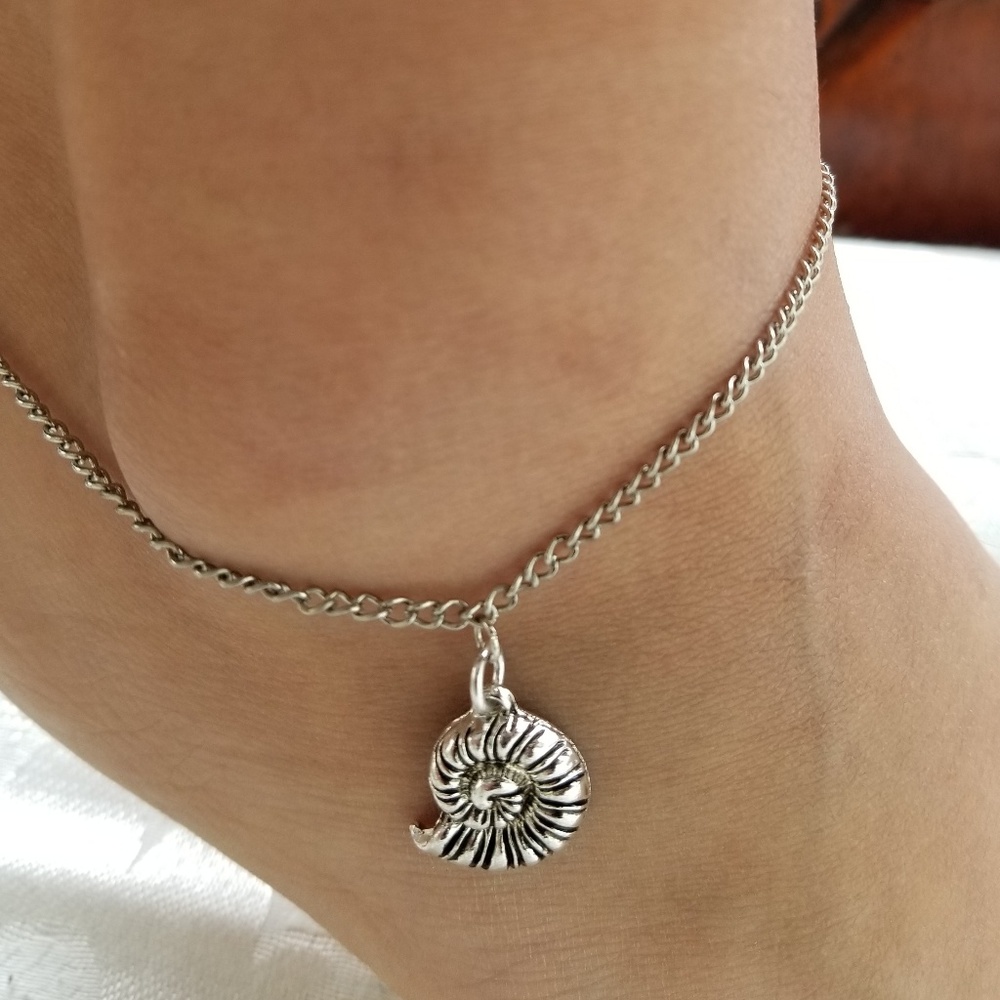 Silver chained anklet w/shell charm